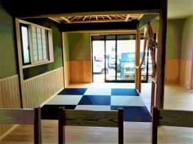 リビングの一角に作った和のスペースで風情が・・・。日本人はやっぱり和室があると心もほぐれていきます。
